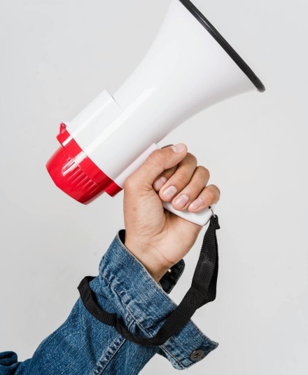 Personne qui tient un mégaphone