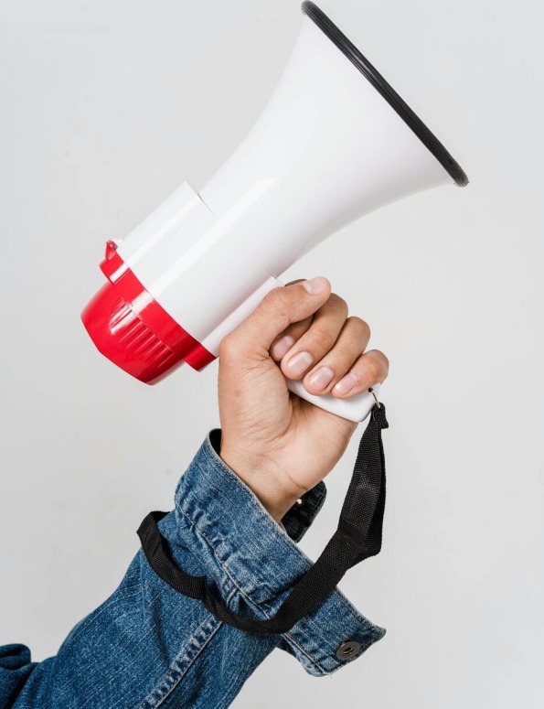 Personne qui tient un mégaphone